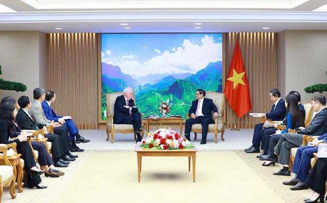 PM Pham Minh Chinh (centre, right) and  Mr.Thomas Vallely, at their meeting in Hanoi on July 17. (Photo: VNA)