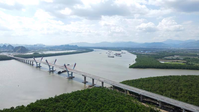 Ben Rung bridge connecting Hai Phong city’s Thuy Nguyen district and neighbouring Quang Ninh province’s Quang Yen township.