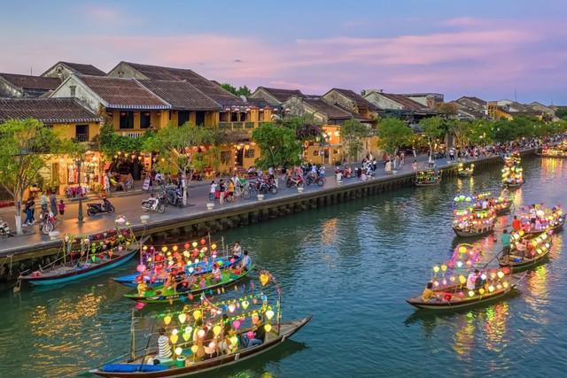 Tourists visiting Hoi An. Photo: VGP