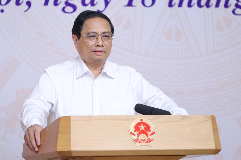 Prime Minister Pham Minh Chinh chairing the teleconference with heads of Vietnamese representative agencies abroad in Hanoi on July 18. Photo: VGP