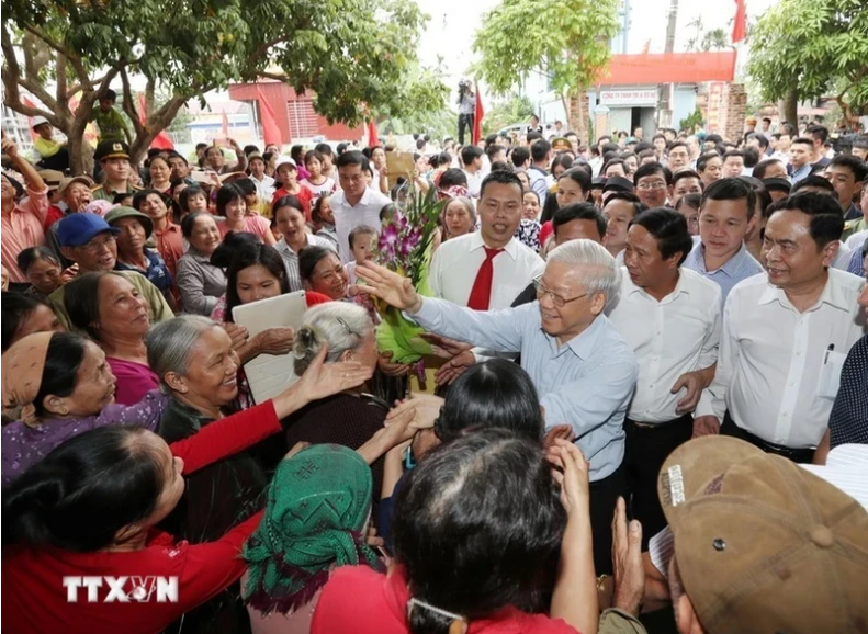 Tổng Bí thư Nguyễn Phú Trọng với nhân dân tại thôn Thượng Điện, xã Vĩnh Quang, huyện Vĩnh Bảo, Thành phố Hải Phòng ngày 15/11/2017. Ảnh: TTXVN.