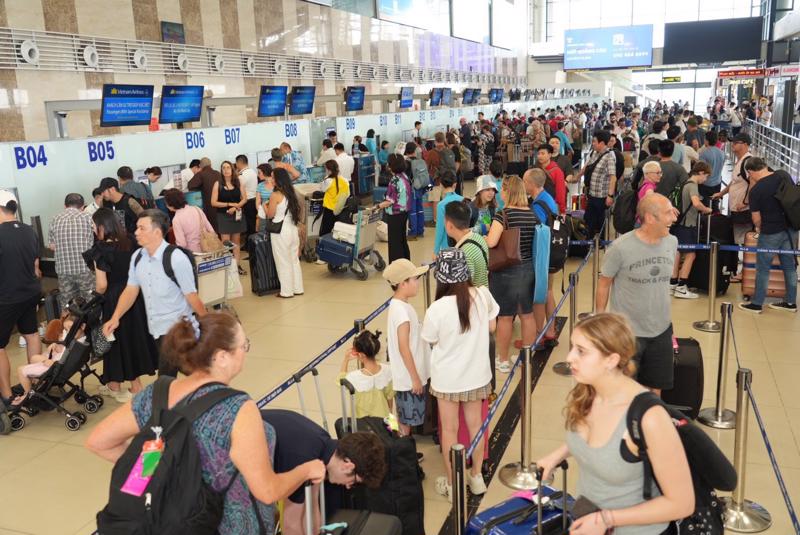 Passengers at Noi Bai International Airport in Hanoi. Photo: hanoimoi.vn