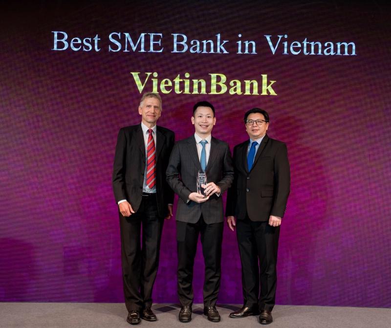 Giám đốc Ban Khách hàng Doanh nghiệp Vừa và nhỏ Lê Thanh Phương đại diện VietinBank nhận giải thưởng.