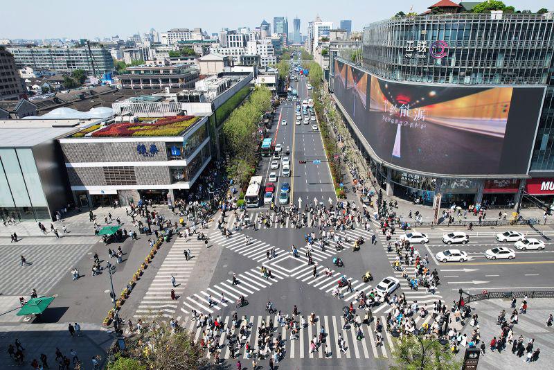 Người đi bộ tại một ngã tư ở Hàng Châu, Trung Quốc - Ảnh: Getty Images