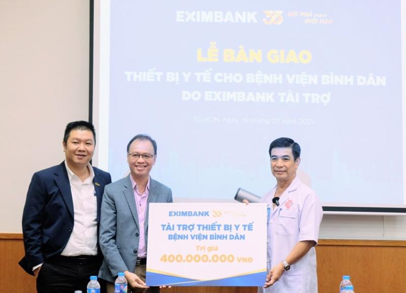 Ông Nguyễn Hồ Hoàng Vũ - Phó Tổng giám đốc Eximbank (thứ 2 từ trái sang) trao tặng thiết bị y tế trị giá 400 triệu đồng cho ông Lương Thanh Tùng, Bác sĩ chuyên khoa II, Phó Giám đốc Bệnh viện Bình Dân.