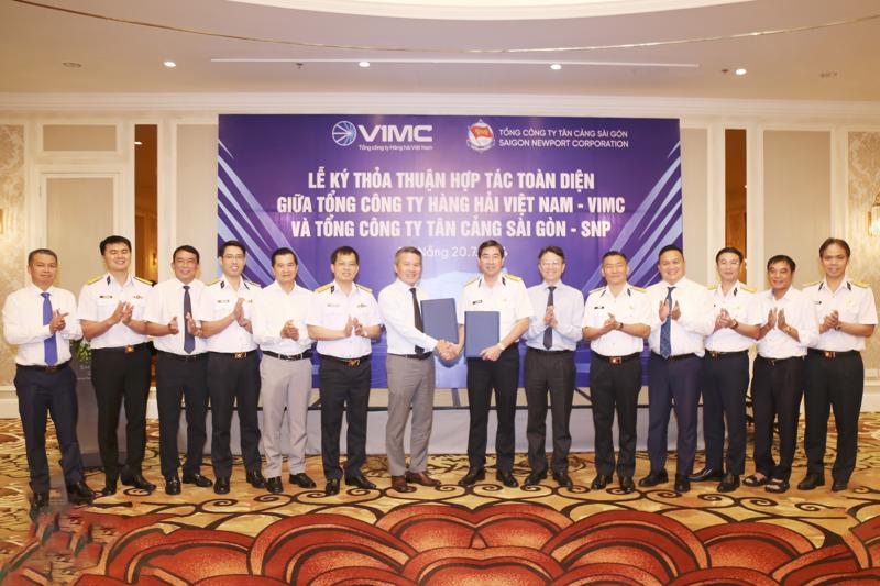 Lãnh đạo SNP và VIMC ký biên bản ghi nhớ hợp tác toàn diện. Ảnh: Công Hoan