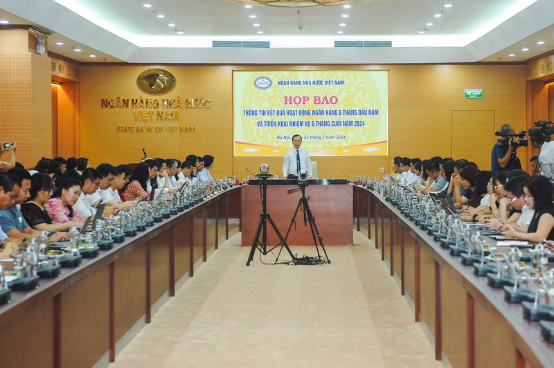 SBV Deputy Governor Dao Minh Tu chairing a press briefing held on July 23.