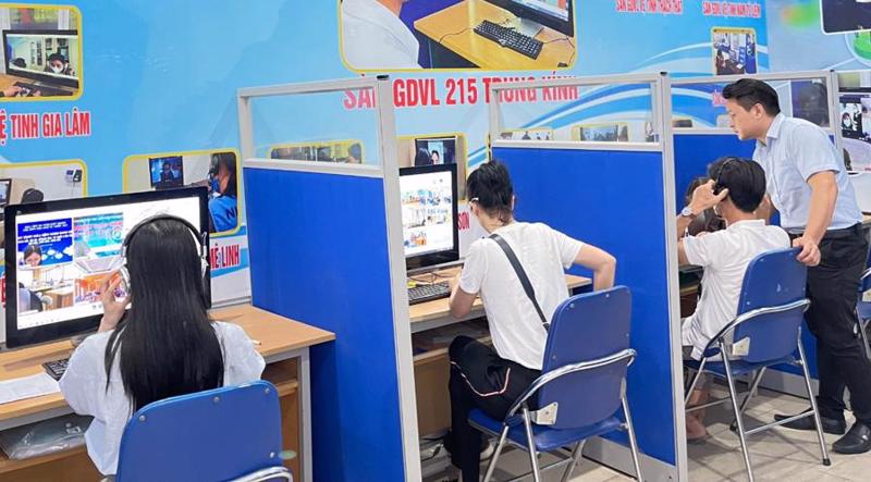 Laborers join the virtual job transaction session at the Hanoi Employment Services Center.