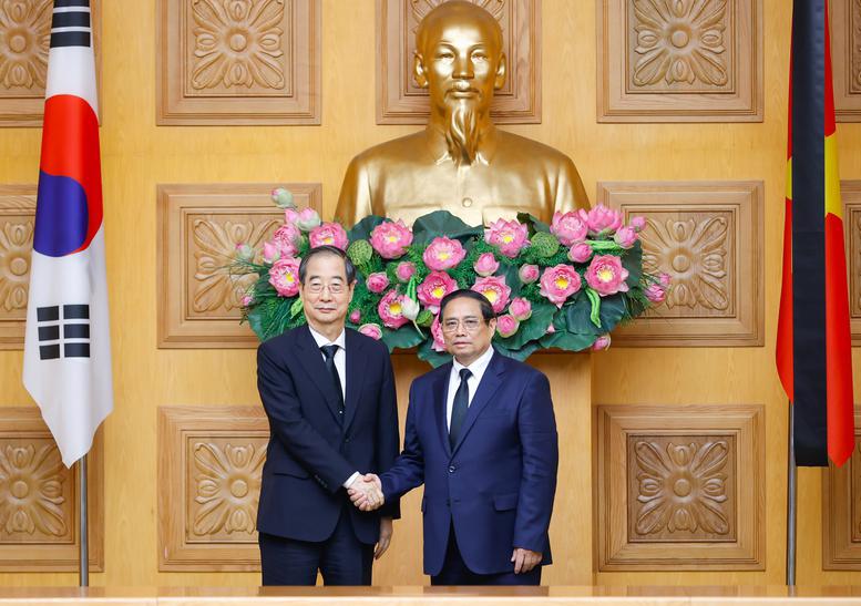 PM Pham Minh Chinh (right) receiving his Korean counterpart Han Duck Soo on July 25 in Hanoi. Photo: VGP