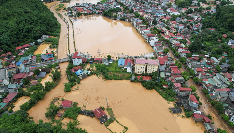 Tại trung tâm thị trấn Thuận Châu, huyện Thuận Châu, tỉnh Sơn La nước ngập khắp nơi.