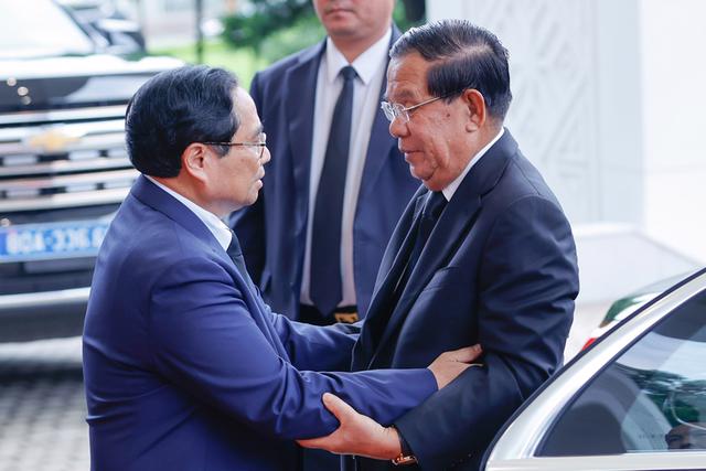 Prime Minister Pham Minh Chinh receiving President of the Cambodian People's Party and President of the Cambodian Senate Hun Sen in Hanoi on July 25. Photo: VGP