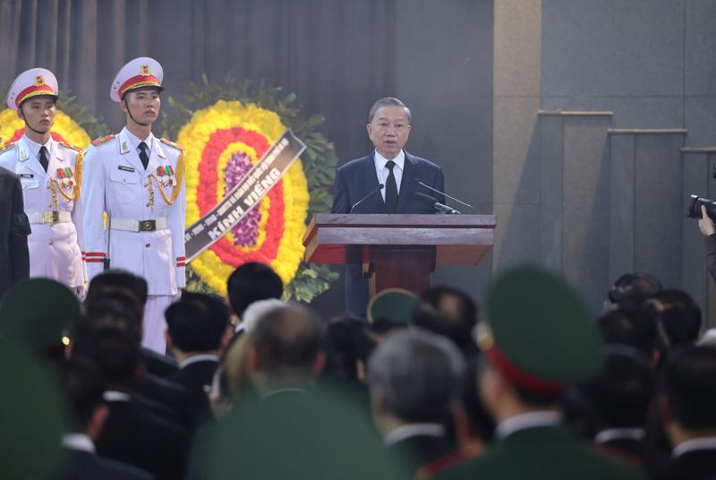 Đồng chí Tô Lâm, Ủy viên Bộ Chính trị, Chủ tịch nước, Trưởng Ban Lễ tang đọc Lời điếu. Ảnh: Việt Dũng.