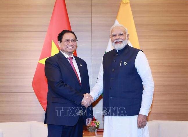 PM Pham Minh Chinh (left) and his Indian counterpart Narendra Modi meets at the expanded G7 Summit in Hiroshima, Japan, on May 20, 2023. (Photo: VNA)