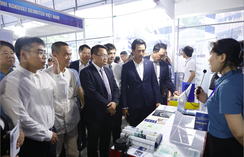 Visitors at the Hanoi semiconductor industry exhibition which opened on July 29 as part of the Hanoi Semiconductor Investment Festival. 