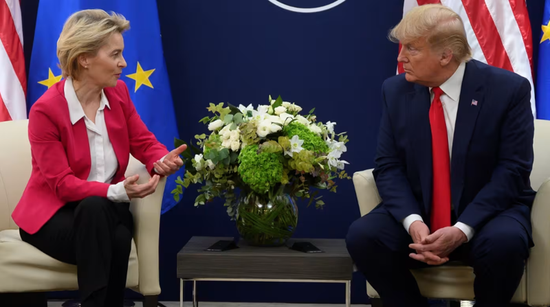 Chủ tịch EC Ursula von der Leyen và ông Trump tại một cuộc gặp trong khuôn khổ hội nghị thường niên của Diễn đàn Kinh tế Thế giới (WEF) lần thứ 50 tại Davos, Thụy Sĩ, ngày 21/1/2020 - Ảnh: Reuters