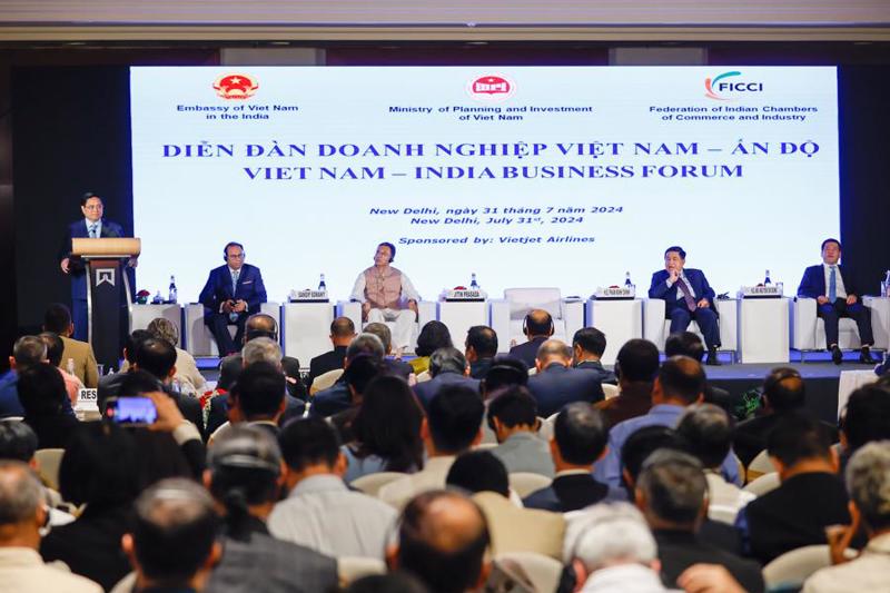 Prime Minister Pham Minh Chinh addressing the Vietnam-India Business Forum in New Delhi on July 31. 