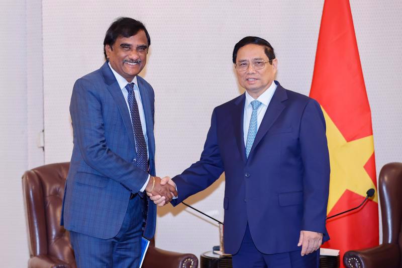 Prime Minister Pham Minh Chinh (right) receiving Mr. Ramesh Babu, Chairman and Managing Director of SMS Pharmaceuticals Ltd in New Delhi (Photo: VGP)