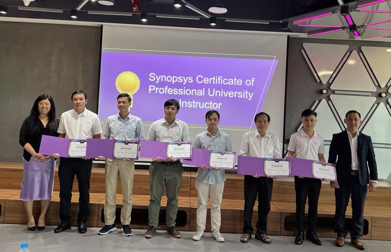 Dịp này, đại diện SARA Global đã trao Chứng nhận quốc tế của Synopsys cho 6 giảng viên tham gia khóa đào tạo năm 2024, sáng 30/7.