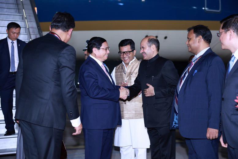 Indian officials welcomed Prime Minister Pham Minh Chinh at Palam airport in New Delhi on July 30 (local time). Photo: VGP