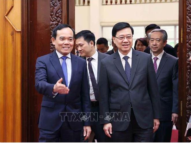 Deputy Prime Minister Tran Luu Quang (L) recceives Chief Executive of the Hong Kong Special Administrative Region John Lee Ka-chiu. (Photo: VNA)