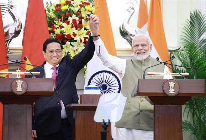 Prime Minister Pham Minh Chinh (L) and his Indian counterpart Narendra Modi at the joint press conference on August 1, 2024. (Photo: VNA)