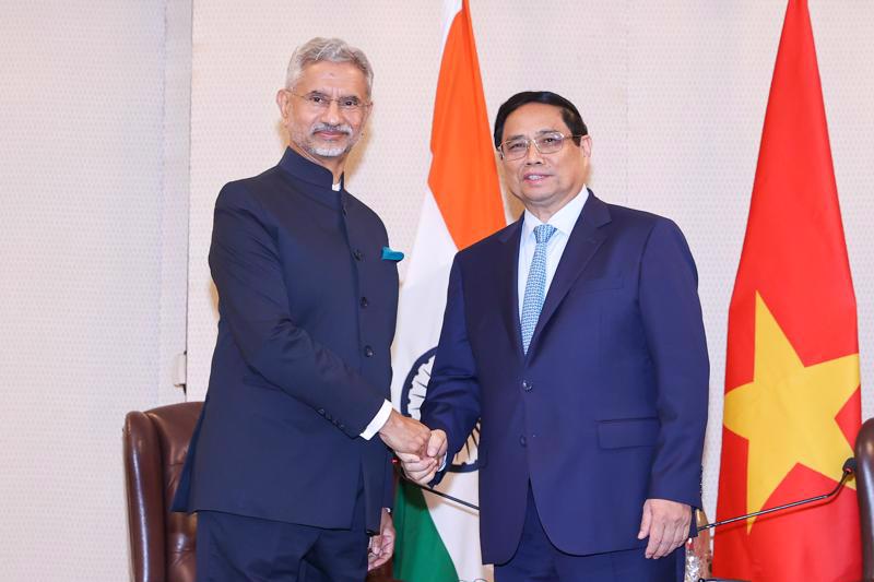 Prime Minister Pham Minh Chinh (right) meeting with Indian Minister of External Affairs Subrahmanyam Jaishankar in New Delhi on July 31. Photo: VGP