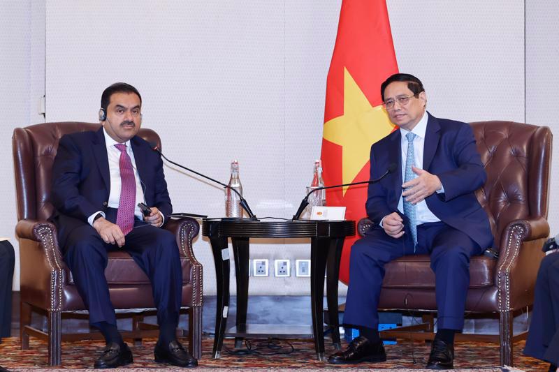 Prime Minister Pham Minh Chinh (right) receiving Chairman of Adani Group Gautam Adani in New Delhi on July 31. (Photo: VGP)