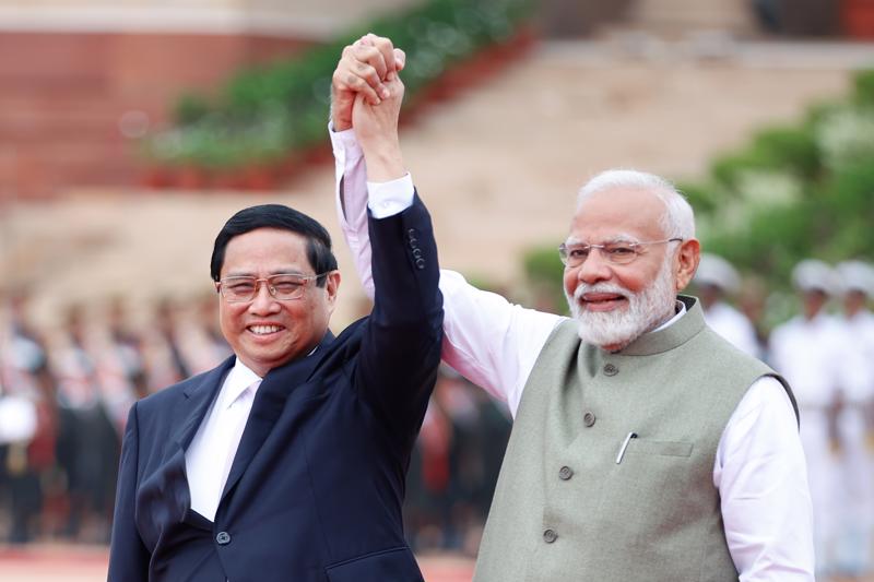 Thủ tướng Ấn Độ Narendra Modi đón Thủ tướng Chính phủ Phạm Minh Chính - Ảnh: VGP