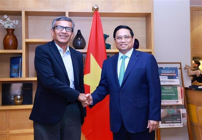 PM Pham Minh Chinh (right) met with Mr. Rajesh Kumar Singh, Chairman of the National Industrial Corridor Development Corporation (NICDC) Limited in New Delhi on July 31. (Photo: VNA)