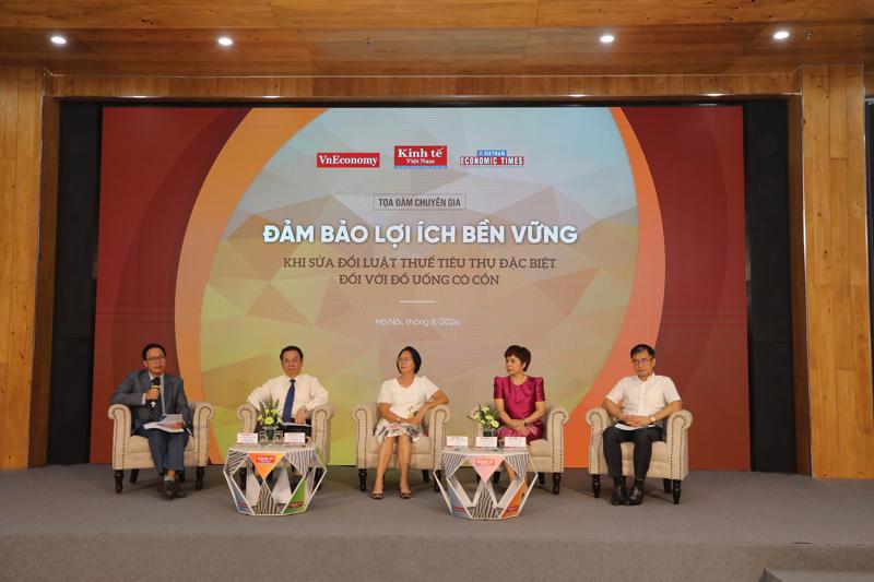 Dialogue on “Ensuring Sustainable Benefits from Revising the Excise Tax Law for Alcoholic Beverages”, organized by Vietnam Economic Times (VET) / VnEconomy on July 31. (Photo: Viet Dung)