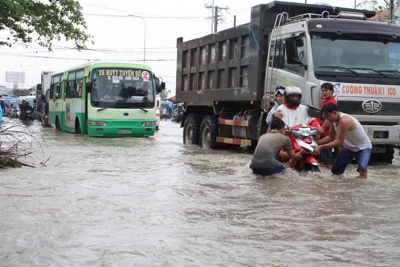 Biên Hòa hễ mưa là ngập. Ảnh: Tiểu Thiên.