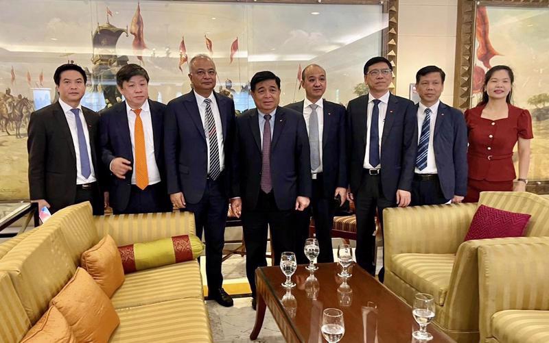 Minister of Planning and Investment Nguyen Chi Dung meeting with Adani Group representatives in New Delhi on the ocassion of PM Pham Minh Chinh's state visit to India on July 31-August 1. Photo: MPI