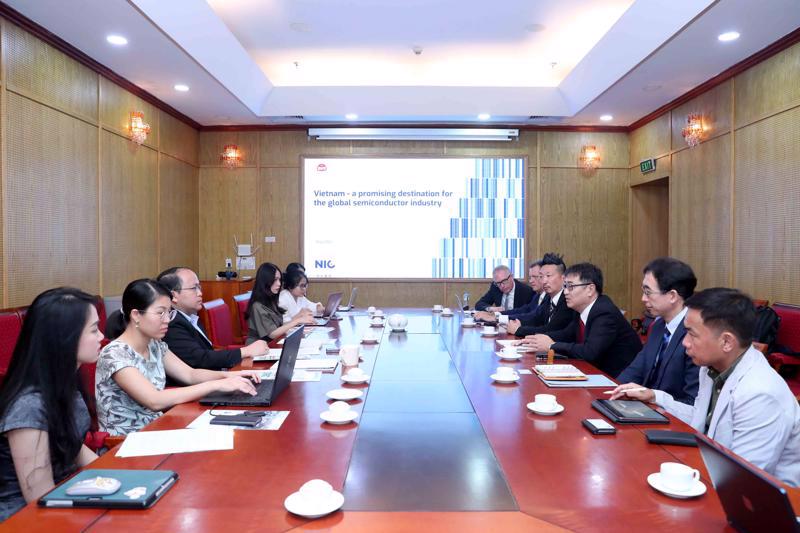 The NIC holds a working session with Hiroshima University of Japan and Idaho University of the US in Hanoi on August 2.