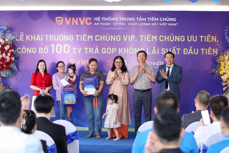 Chương trình đã hỗ trợ tiêm hơn 100.000 mũi vắc xin trả góp không lãi suất cho gần 7.000 người dân sau 1 năm triển khai.