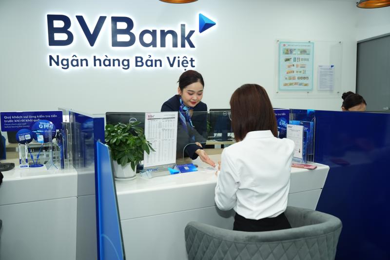 Khách hàng giao dịch tại BVBank.