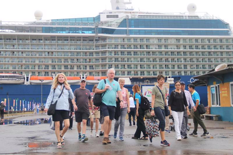 Foreign tourists arriving in Thua Thien-Hue province by sea. 