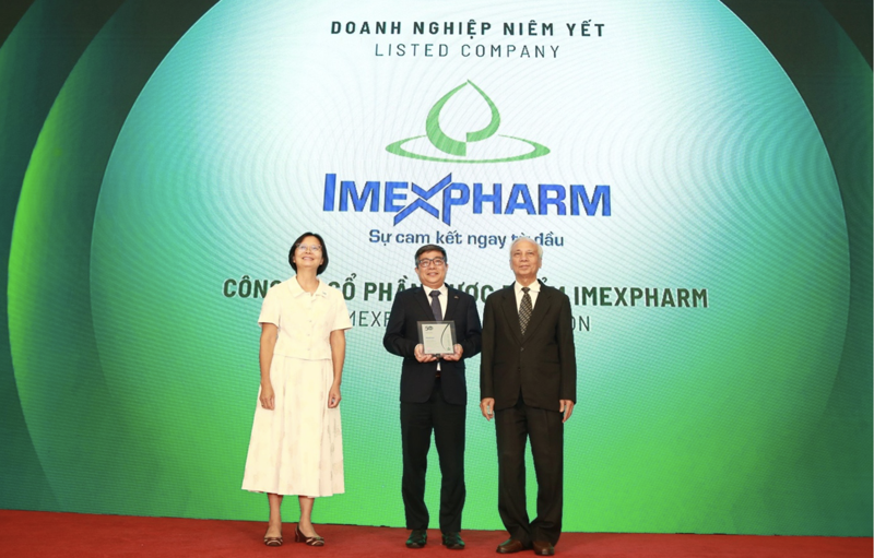 Mr. Nguyen An Duy (middle), Deputy General Director, in charge of Chief Financial Officer (CFO) of Imexpharm, represents the company to recieve the Top 50 Corporate Sustainability Awards. Photo: Imexpharm