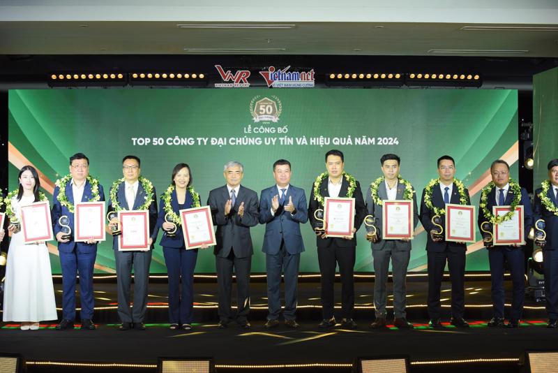 The ceremony was held on August 2 by Vietnam Report and VietnamNet online newspaper. Photo: VietnamNet