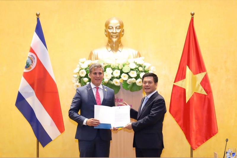 Costa Rican Minister of Foreign Trade Manuel Tovar (left) presents the diplomatic note to Minister of Industry and Trade Nguyen Hong Dien on August 5 in Hanoi, affirming the Central American nation's recognition of Vietnam as a market economy.