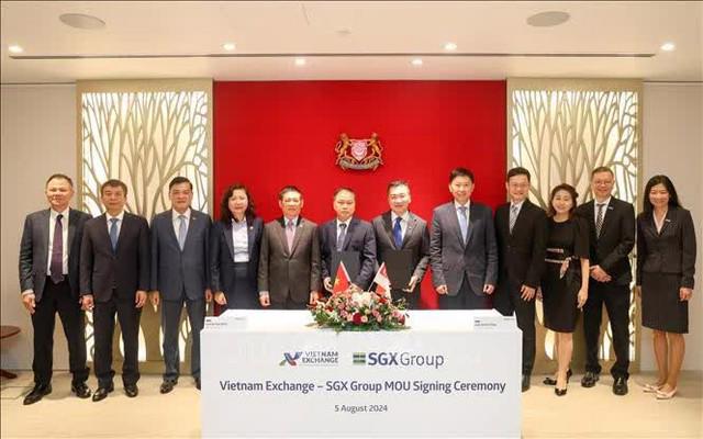 Representatives of the Vietnamese and Singaporean Ministries of Finance at the signing ceremony of the MoU between VNX and SGX. Photo: VGP