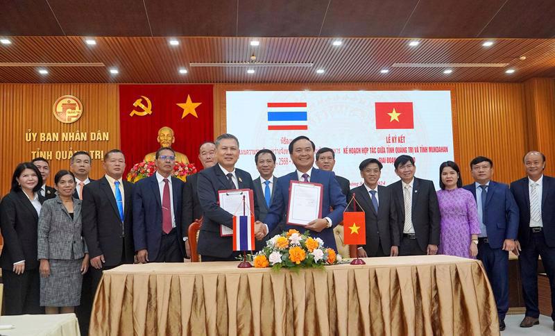 Leaders of the two provinces signed the cooperation agreement on August 5 in Quang Tri's Dong Ha city. 