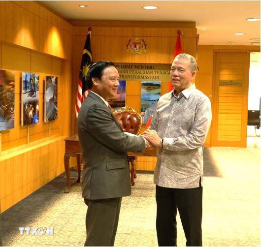 NA Vice Chairman Nguyen Khac Dinh (L) and Malaysian Deputy Prime Minister Haji Fadillah bin Haji Yusof during their meeting in Kuala Lumpur on August 7 (Photo: VNA)