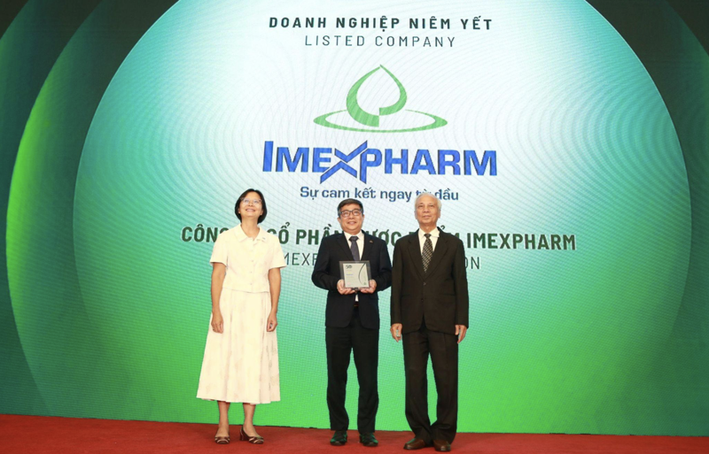 Mr. Nguyen An Duy (middle), Deputy General Director and Chief Financial Officer (CFO) of Imexpharm, represents the company in receiving a Top 50 Corporate Sustainability Award. Photo: Imexpharm