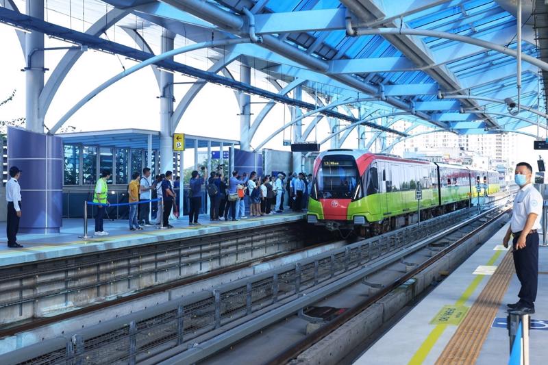 Passengers awaiting to board the train on August 8. Photo: VNA