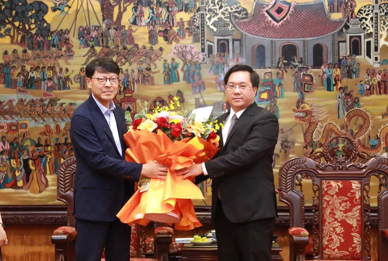 Chairman of the provincial People’s Committee Tran Duy Dong (right) received Mr. Song Young Hee, CEO of Signetics, on August 8. (Photo: baovinhphuc.com.vn)