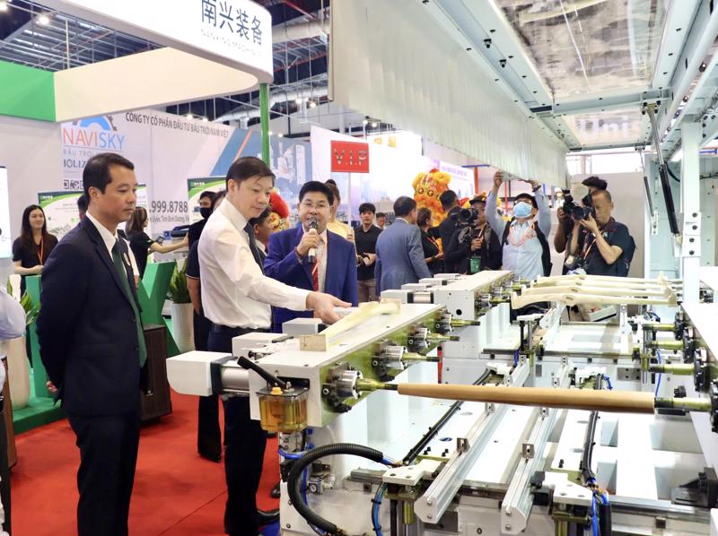 Visitors at the Bình Dương International Woodworking Machinery Exhibition. (Photo: binhduong.gov.vn)