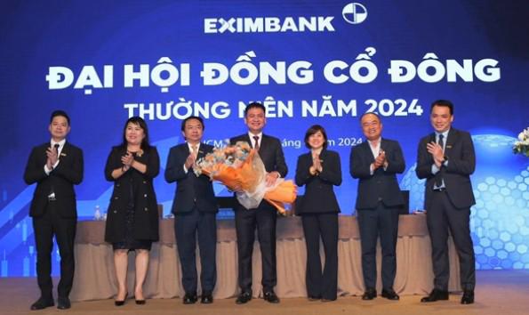 Ông Nguyễn Hồ Nam (đứng giữa) được bổ nhiệm làm Phó Chủ tịch HĐQT Eximbank.