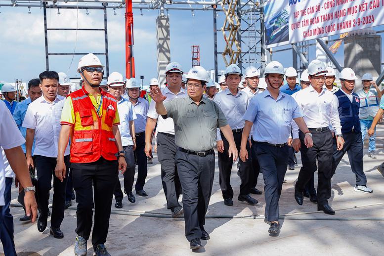 Prime Minister Pham Minh Chinh examines the construction site on August 10. Photo: VGP