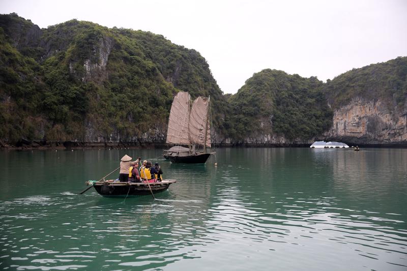 Hang Cao được mệnh danh là cổng làng tự nhiên hàng triệu năm tuổi của làng chài Vông Viêng. 