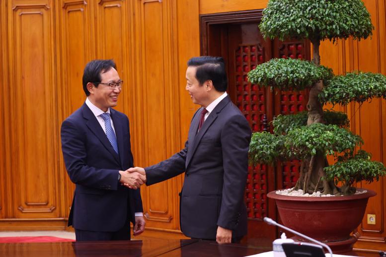 Deputy Prime Minister Tran Hong Ha (right) receives General Director of Samsung Vietnam Choi Joo Ho in Hanoi on August 12. Photo: VGP